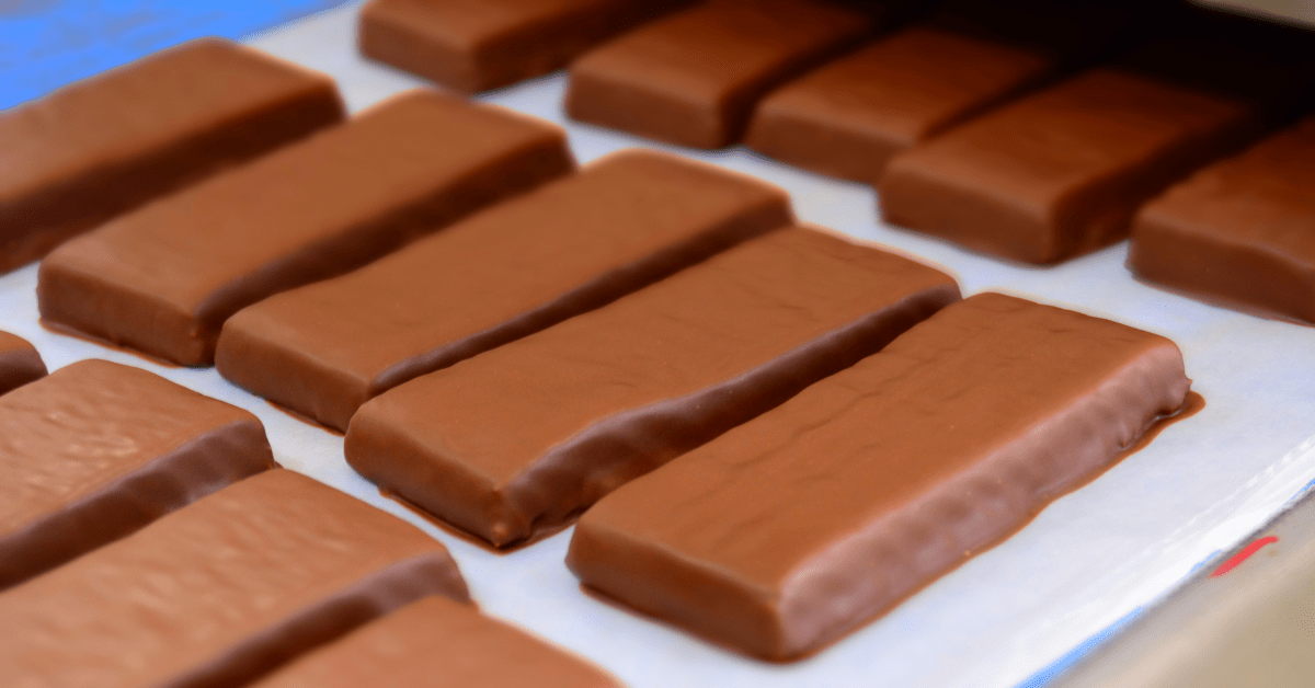 Barrette proteiche al cioccolato su un rullo